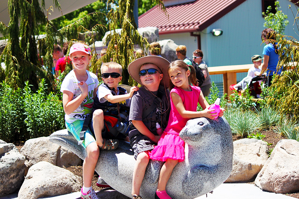 Rhemalda Travels - ARH and DEH with the cousins at Hogle Zoo.